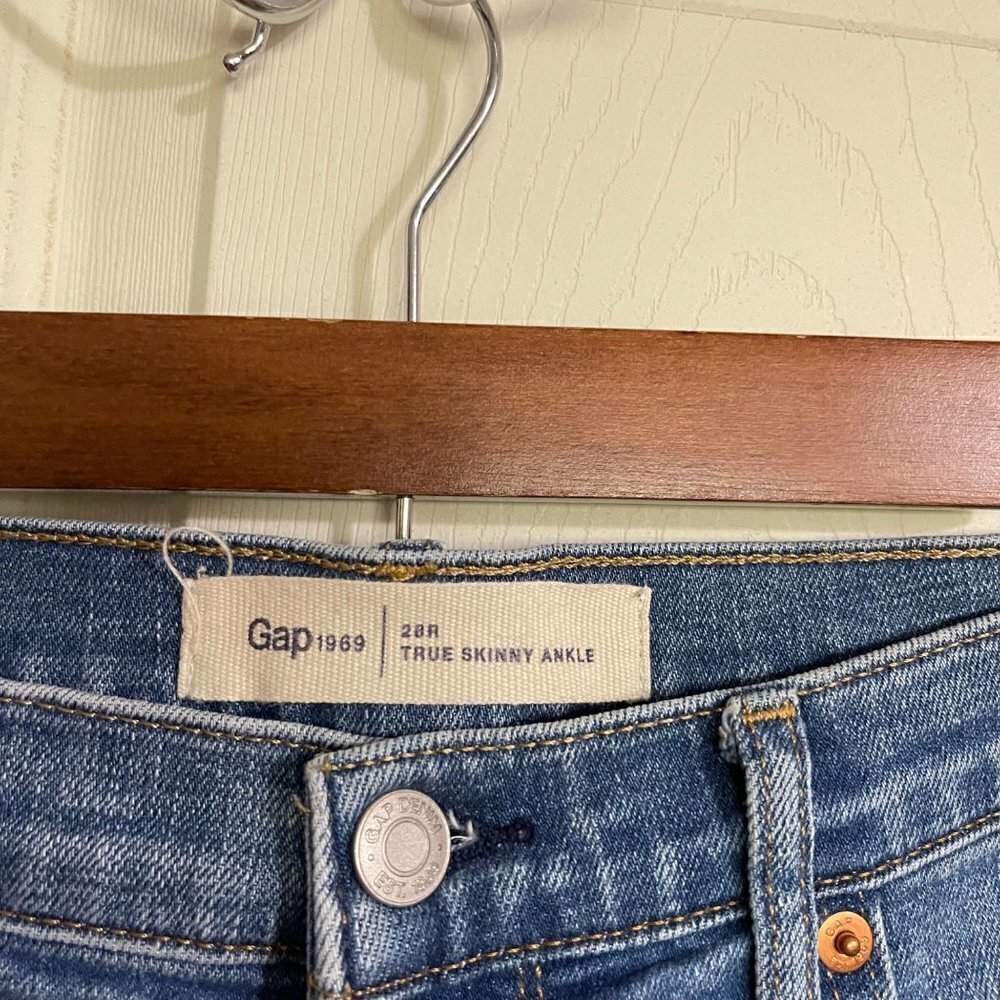 GAP Womens Medium Wash Distressed Mid Rise Raw Hem True Skinny Ankle Size 28 - Picture 2 of 7